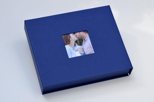 Box für einen USB Stick und 13 x 18 cm Bilder